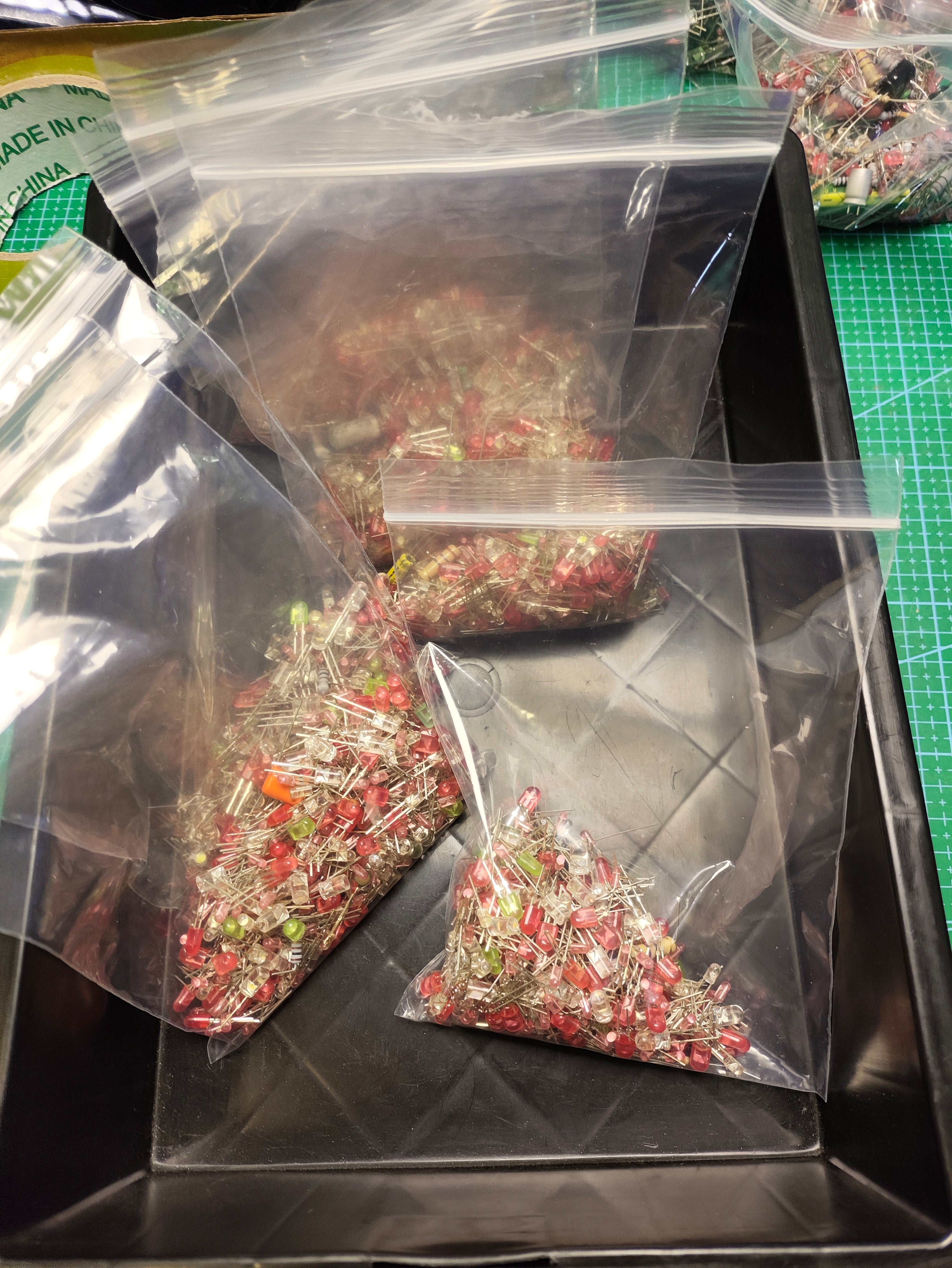 AEPC 50g Mixed LEDs Grab Bag (Through-Hole, Various Colours) - detail photo