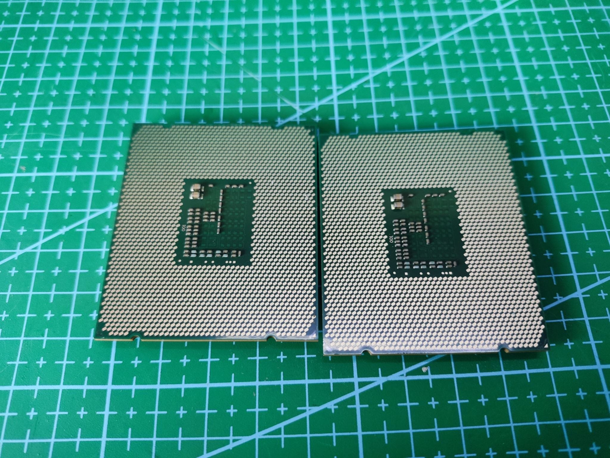Intel Xeon E5-2640 v3 SR205 2.6GHz 8-Core 90W LGA2011-3 CPU - rear ports and connector detail