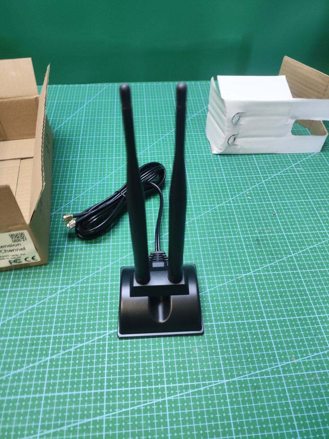 AEPC Dual RP-SMA WiFi Extension Antenna Stand - ports and accessory detail