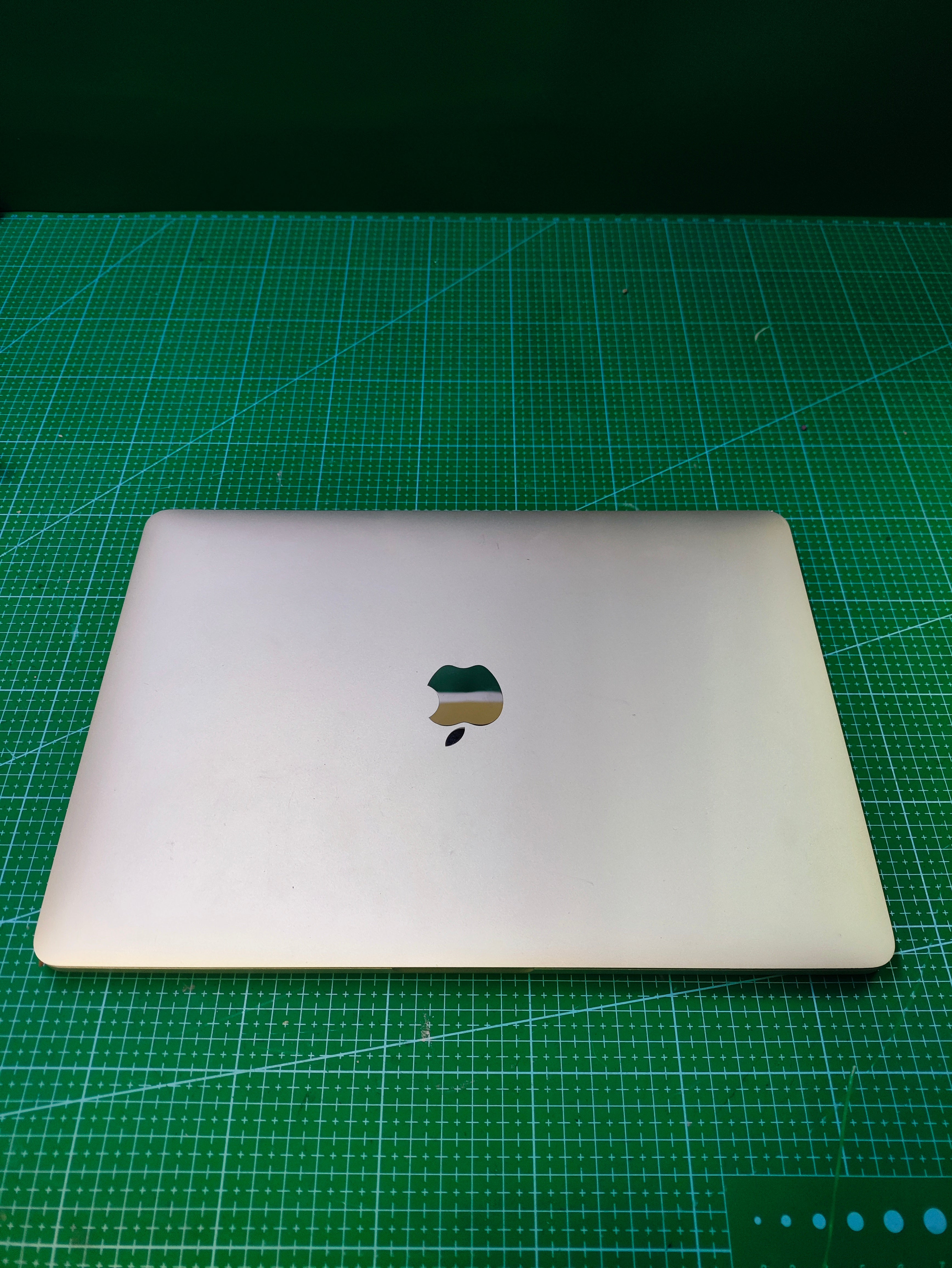 MacBook Pro 13 inch 2019 256GB 8GB RAM Silver A1989 - Used - label and capacity detail