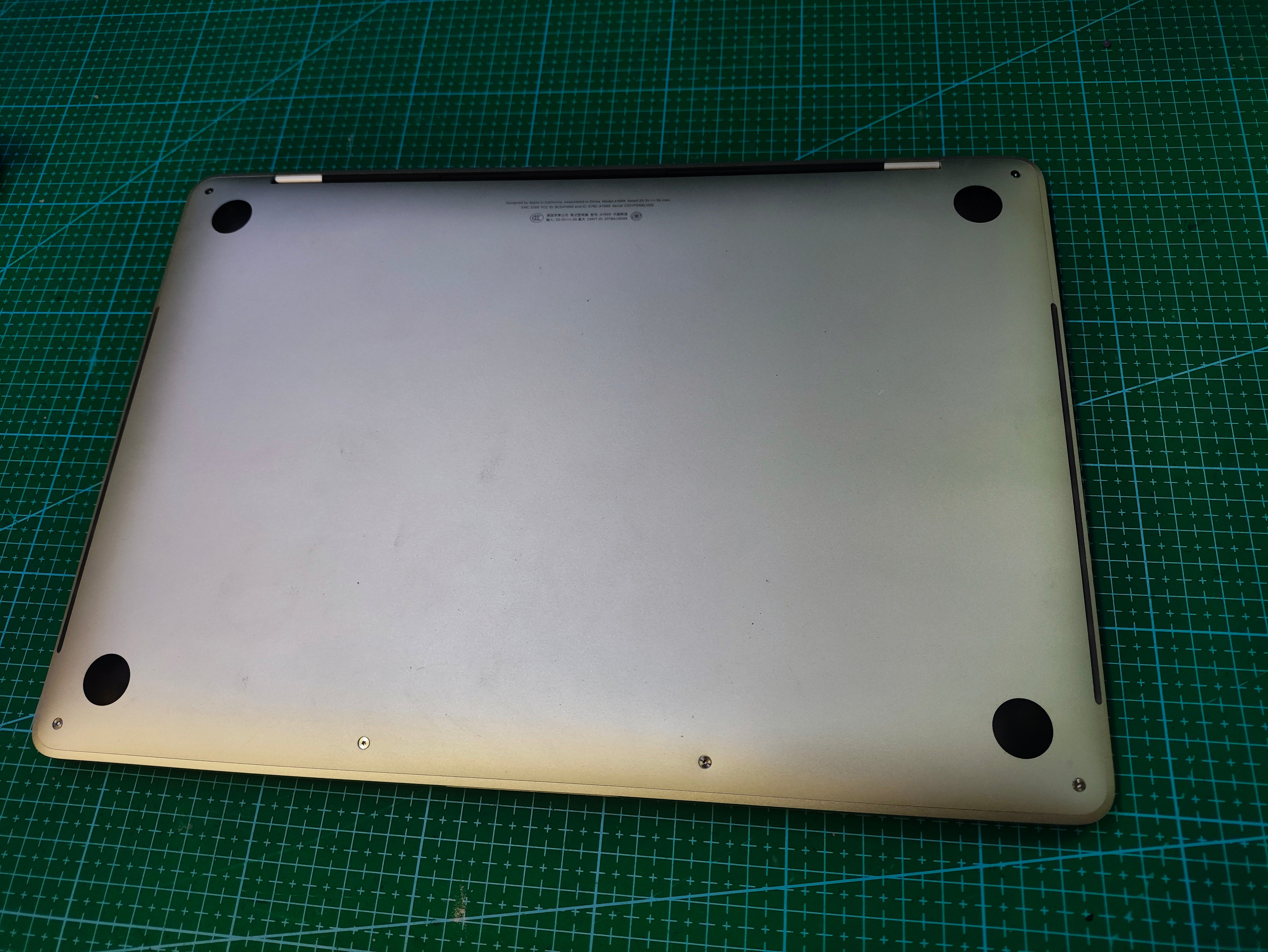 MacBook Pro 13 inch 2019 256GB 8GB RAM Silver A1989 - Used - additional detail photo 5