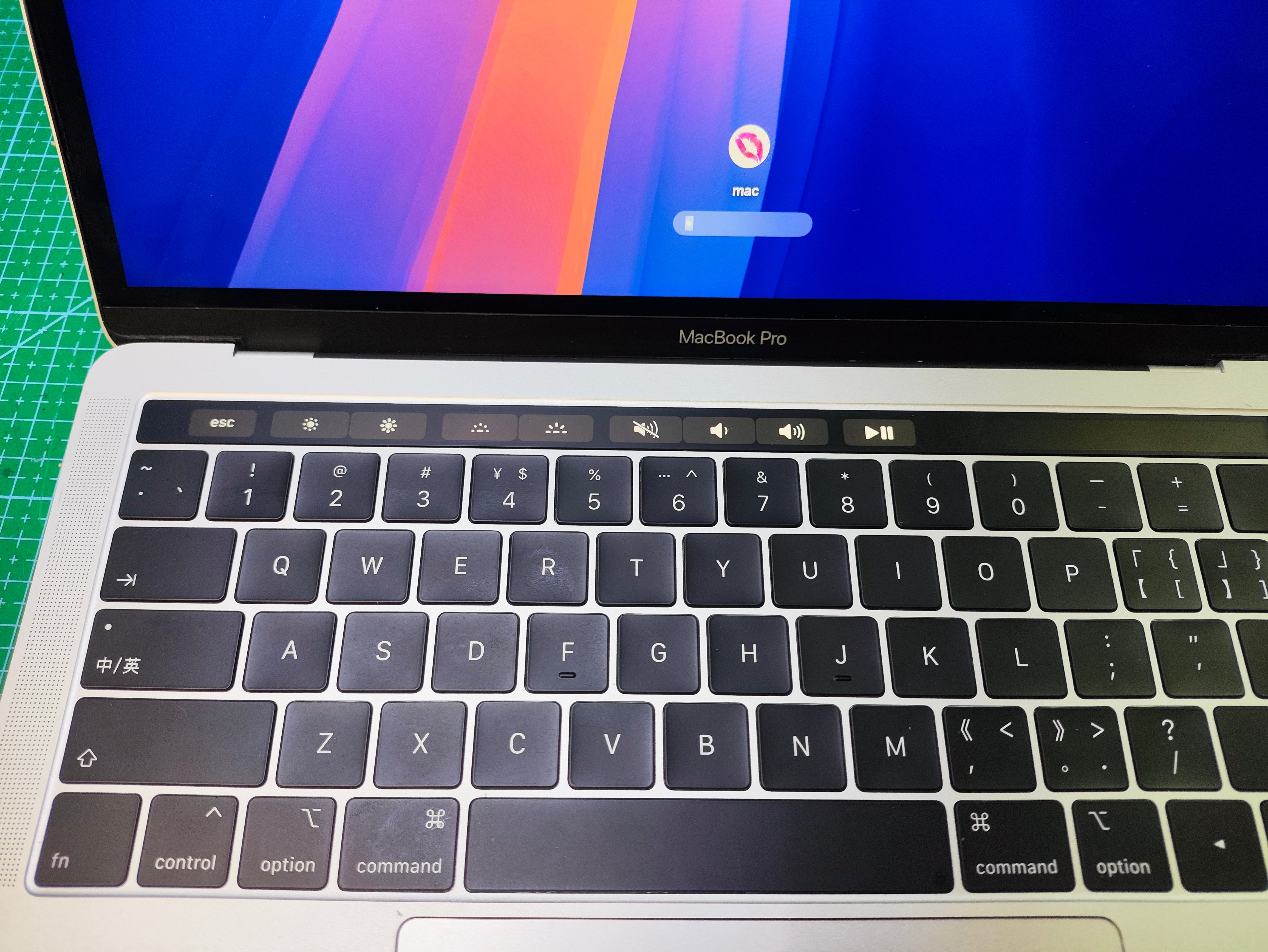 MacBook Pro 13 inch 2019 256GB 8GB RAM Silver A1989 - Used - additional detail photo 8