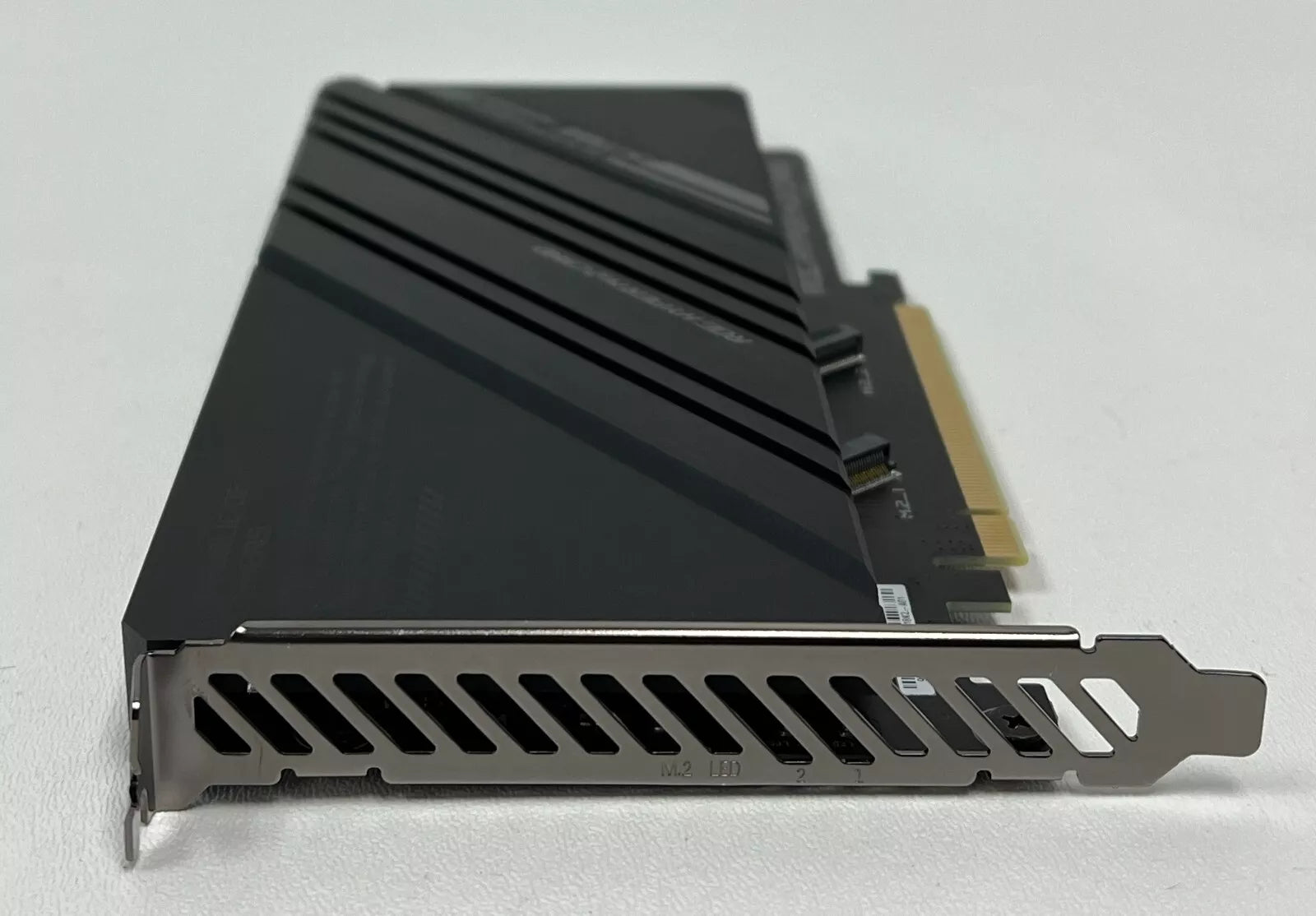ASUS ROG Hyper M.2 PCIe 5.0 Card - Dual NVMe Slots - label and capacity detail